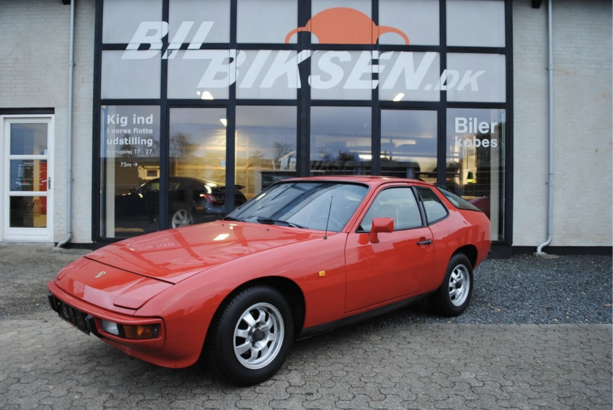 En knaldrød Porsche med 50.000 kilometer på tælleren behøver ikke koste en bondegård. Denne Porsche 924 sælges af Bilbiksen for bare 96.500 kroner.