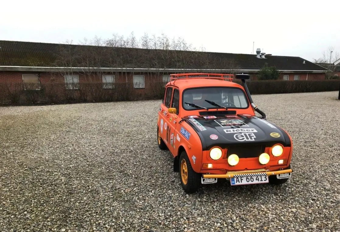 Denne Renault 4 er ikke som de andre. Den er nemlig blevet rally-gejlet! Og så sælges den for 38.500 kroner af Christoffer fra Skjern.