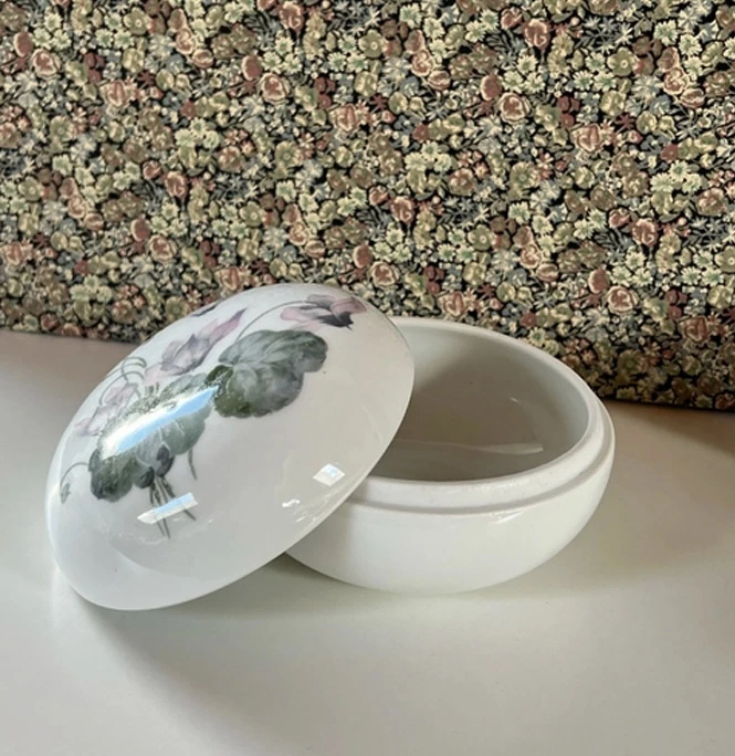 Denne smukke porcelæns lågkrukke med blomster sælges af Julie R. i Græsted til 50 kroner. Hvis den stadig er til salg, når du læser denne artikel, kan du finde den via dette link: https://www.dba.dk/porcelaen-laagkrukke-med-noe/id-1111302111/