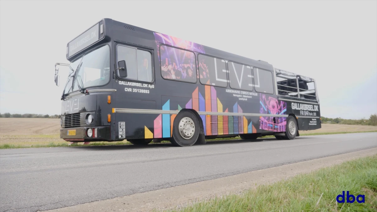 Bo vil have 275.000 kroner for sin partybus + moms