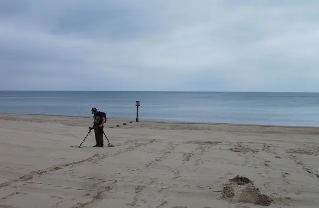 Martin fra Holbæk har oprettet en annonce på DBA, hvor han ’udlodder’ sin hjælp. Han kommer og hjælper med sin metaldetektor, hvis forsvundne genstande skal findes igen. Og det er der faktisk flere, på DBA, der gø