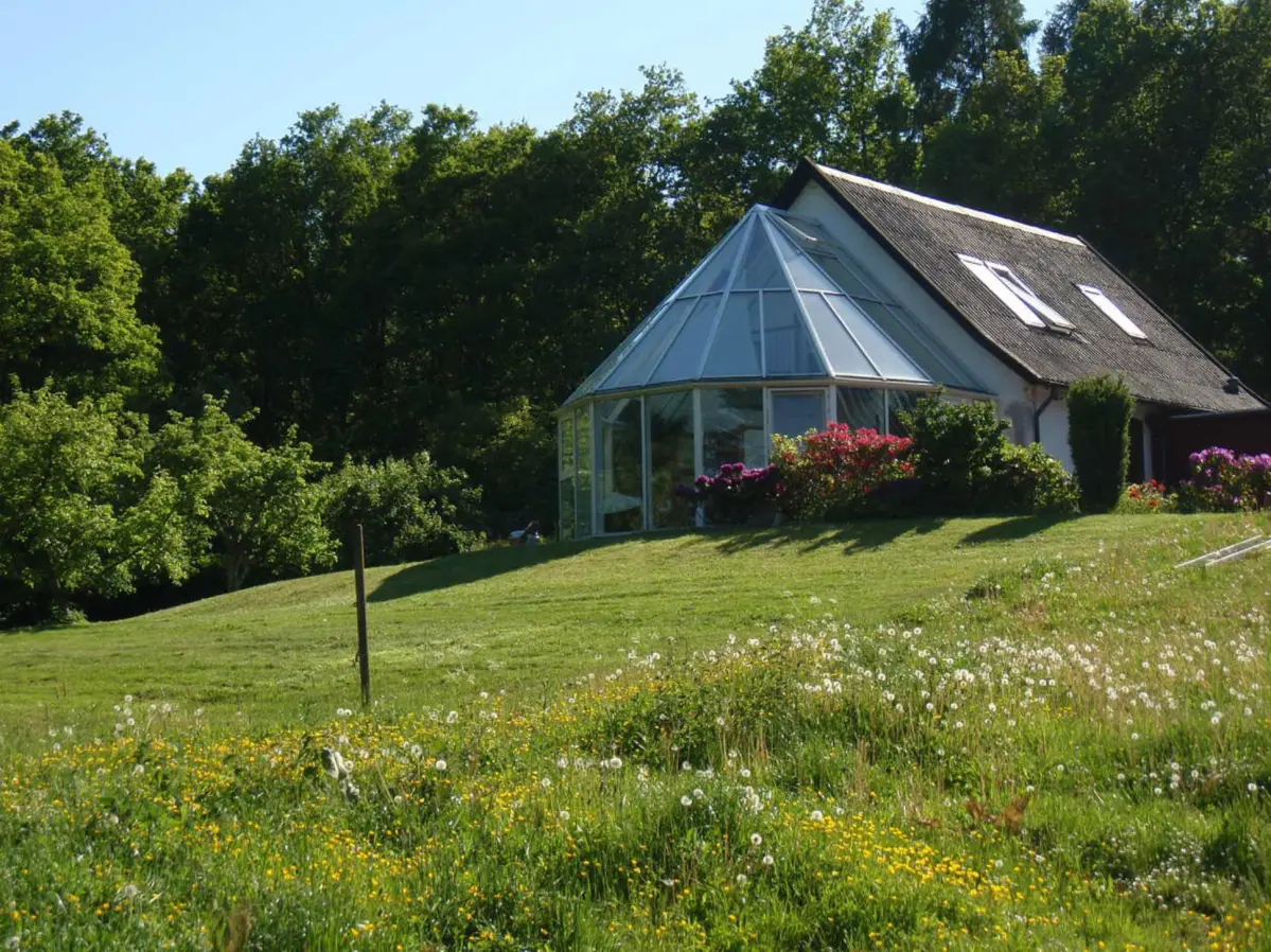 Der er flere hundrede meter til nærmeste nabo, som er en landmand, fortæller Maibritt, der kan ses på billedet med sin (skov)mand Niels. Foto: Privat