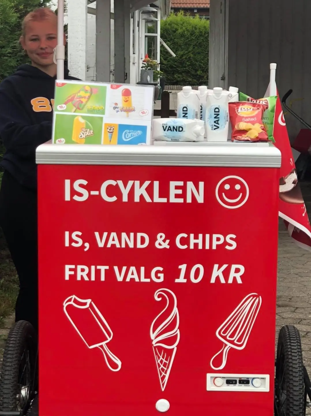 Du kan møde IS-CYKLEN ved Faxe Ladeplads, hvor der er kolde is og vand i fryseren til 10 kroner stykket.