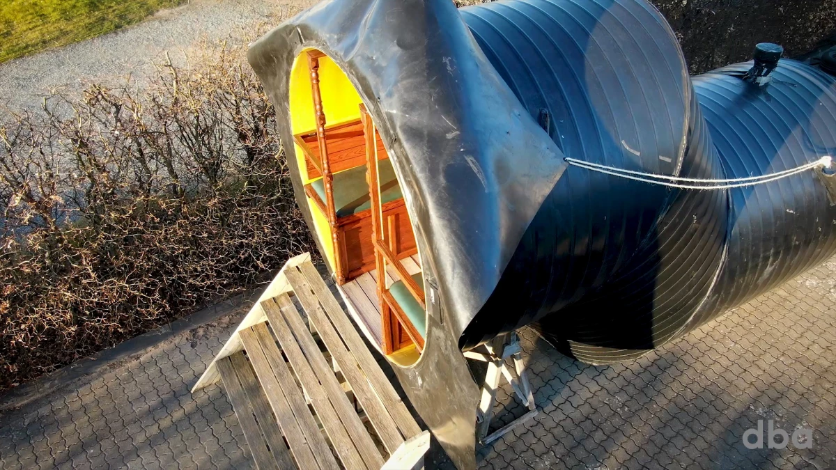 Trappen til kælderen følger med. Altså trappen, som står ude foran indgangen. Martin tror, det vil tage en god, lang dag at få gravet kælderen ned