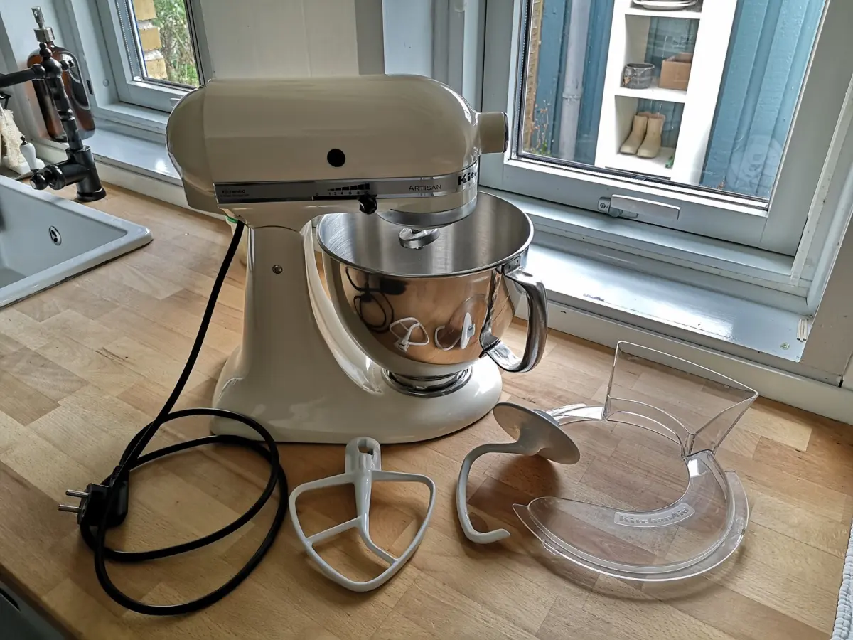 Er du på udkig efter en ny røremaskine? Så er denne fra Kitchen Aid måske noget for dig. Hanne fra Odense sælger denne for 3.00 kroner, og maskinen er kun brugt få gange.