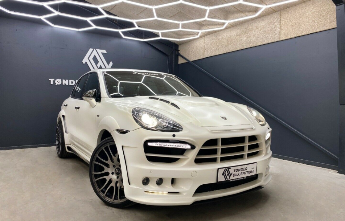 Er denne Dubai-slæde noget for dig? Den pimpede Porsche Cayenne sælges for 1.119.500 af forhandleren Tønder Bilcentrum.