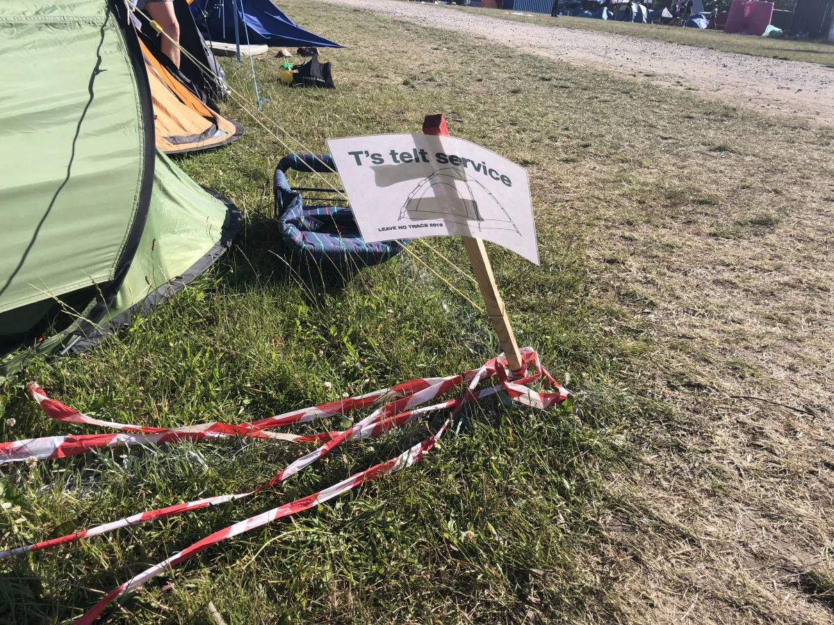 Sebastian har kørt kampagner på de sociale medier for at huske folk på at tage deres ting med hjem. Selv bor han i Roskilde Festivals ’Leave No Trace’-område, hvor man SKAL have sine ting med hjem. Det lader dermed til, at genbrugstanken er vigtigere for Sebastian end selve dét at tjene penge på vores andres skrald