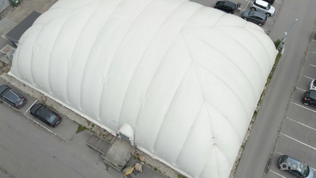 En Airdome. Sådan en trænede Køge kommunes idrætshold i, i den periode, kommunen ventede på at få bygget deres nye sportshal. Nu er den nye sportshal færdig og klar, og derfor skal den sjællandske by nu af med deres oppustelige hal