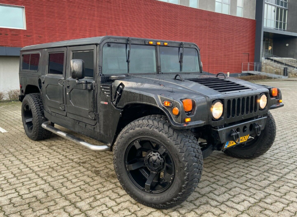 Dette skrummel af en Hummer H1 sælges af MB Auto i Låsby for 875.000 kroner.