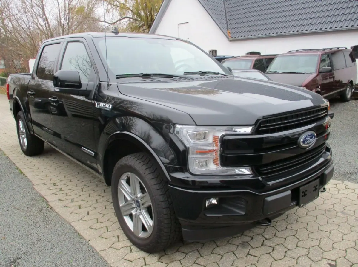 Amerikanerne elsker store biler! Gør du også? I så fald skal du betale 499.900 kroner til Ostenfeld Biler for denne Ford F-150.