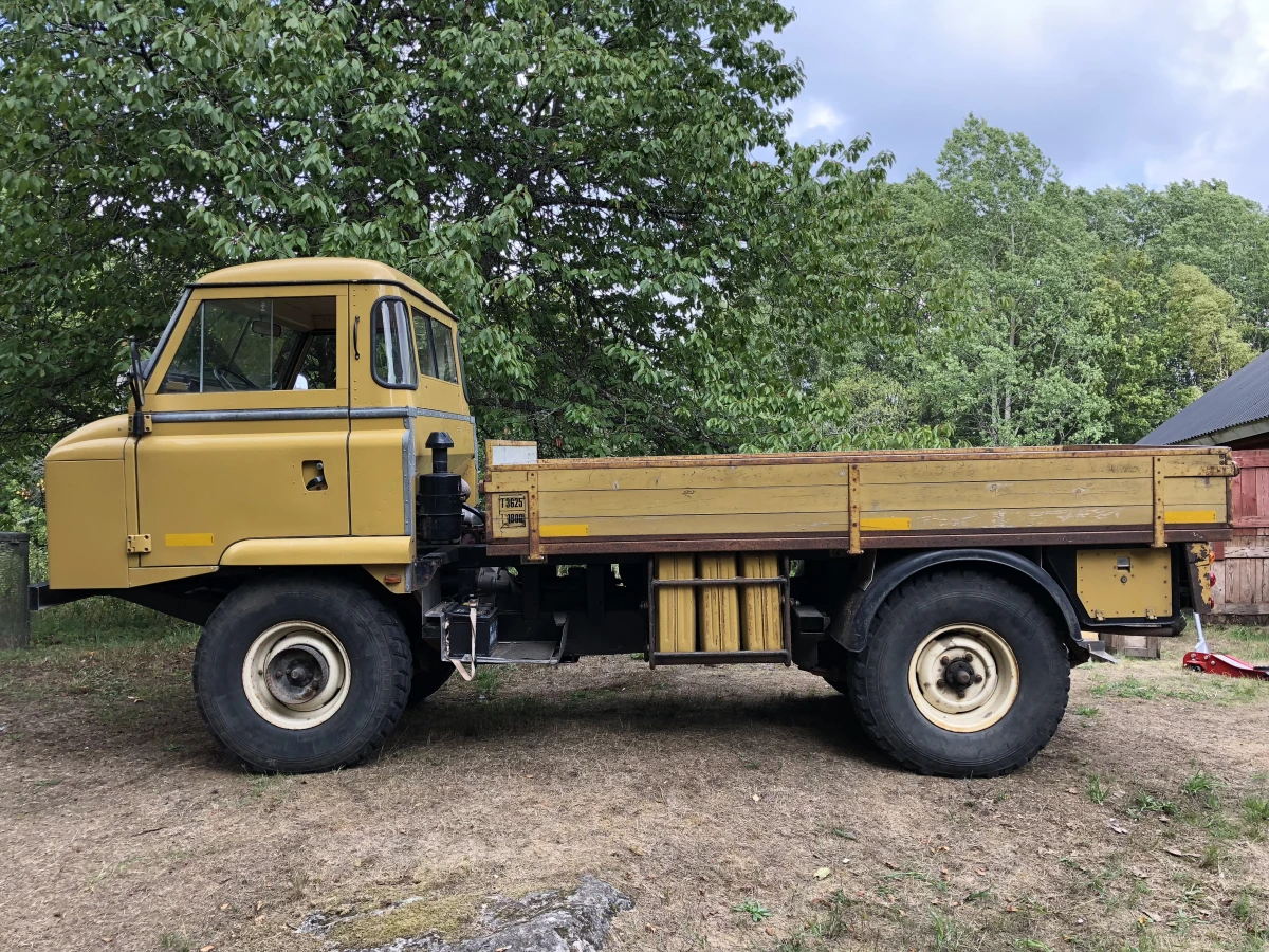 Den er ganske lang, den gule Land Rover, som da også minder mere om en lastbil, end den minder om en klassisk Land Rover Defender. Foto: Vitus Dal