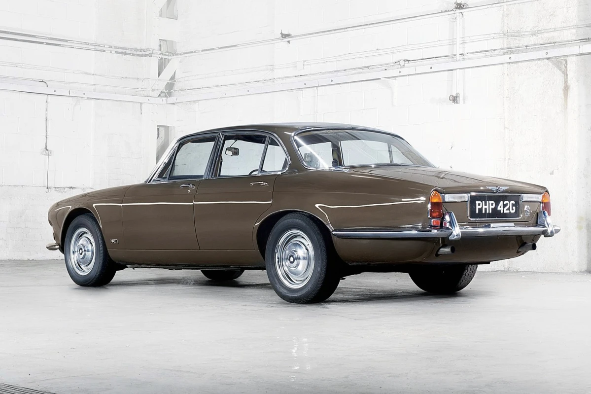 Den første udgave af Jaguar XJ fra 1968 var startskuddet til en ikonisk bil, som står højt på ønskesedlen hos mange samlere. PR-foto: Jaguar