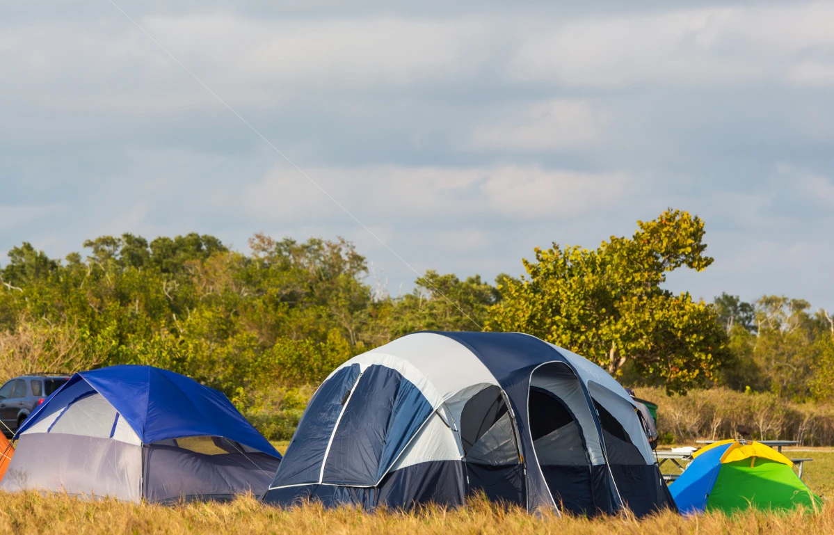 Sebastian sætter teltene til salg på DBA midt i april – god tid inden, festivalsæsonen begynder, og så bliver han kimet ned de sidste to uger op til Roskilde Festival. ’Jeg får altid udsolgt teltene op til festivallen. Og det er lige meget, om jeg har samlet 40 eller 150. Og om vinteren køber folk ikke telte. Derfor begynder jeg først salget i april’