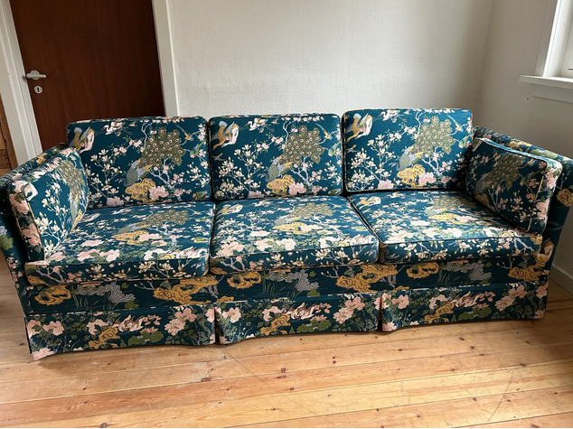 1.000 kroner. Det skal du have op ad lommen, hvis denne fine blomstret sofa skal blive din. Pengene skal du aflevere til Henriette fra Lyngby. 