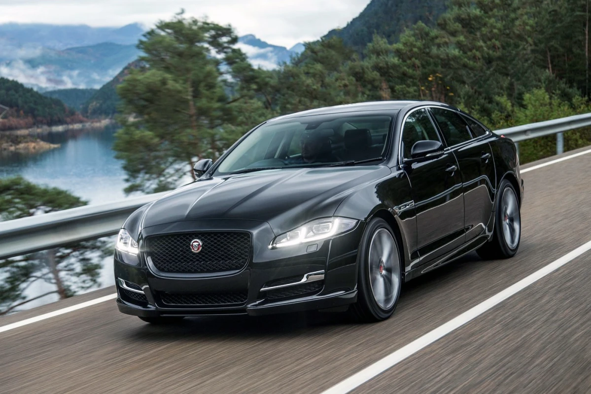 I 2009 kom den nuværende generation af Jaguar XJ på gaden - og dermed var det endegyldigt slut med det kantede og klassiske design. Det er fortsat denne version, som produceres og forhandles af Jaguar Land Rover - og modellen kan også købes i de danske Jaguar-forretninger. PR-foto: Jaguar