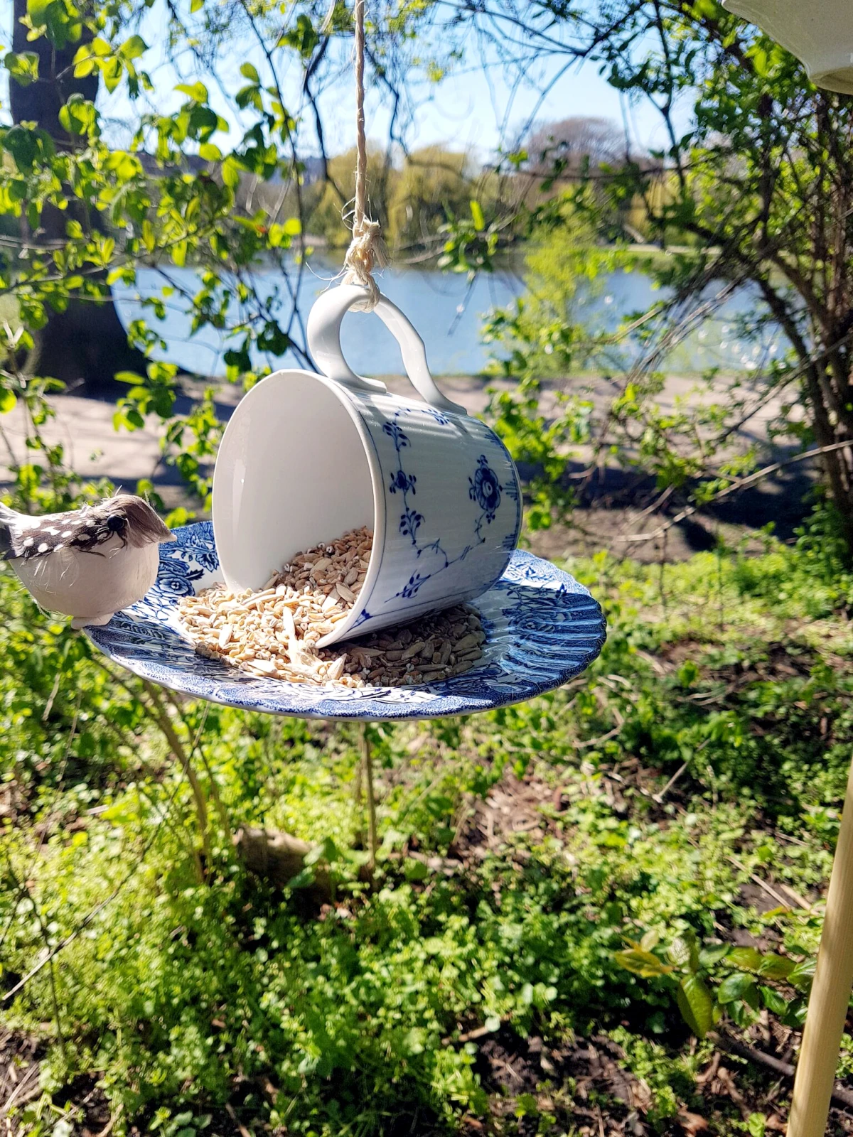 Video: Sådan forvandler du gammelt porcelæn til et svævende foderbræt