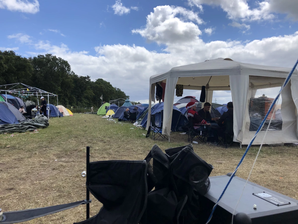 Mens alle andre pavillon må lide døden på dette års Roskilde Festival har Camp 'Take on me' fundet opskriften på at få en pavillon, der står imod regn og blæst