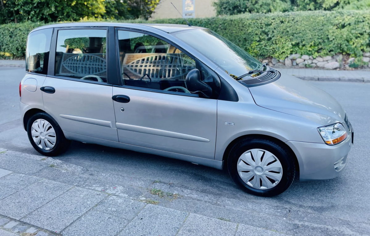 Kærlighed kommer indefra. Denne Fiat Multipla er den perfekte familiebil, og den kan blive din for 26.800 kroner.