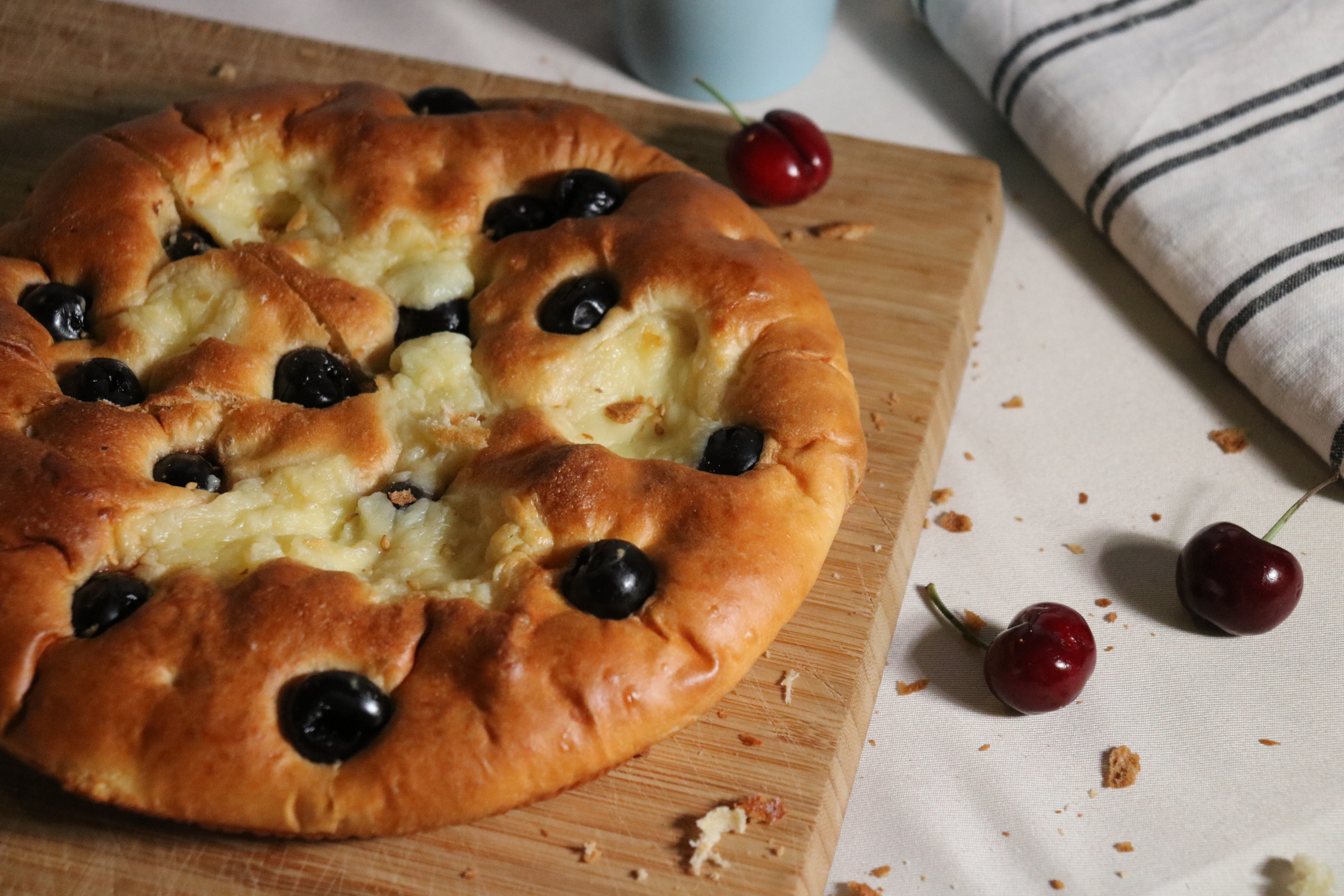 Zoete foccacia met mascarpone en Amarena kersen