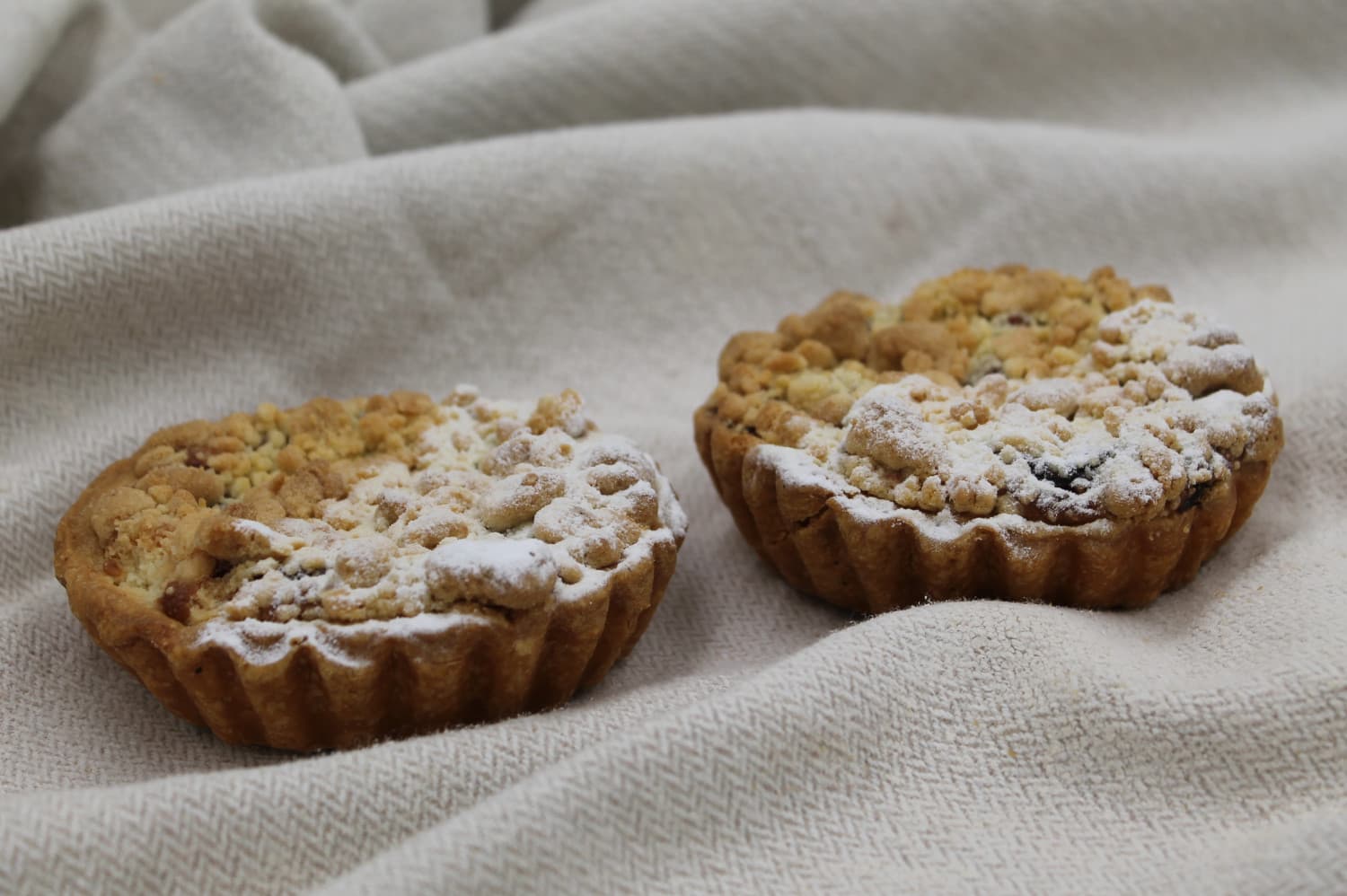 Kersentaartjes met frangipane en crumble