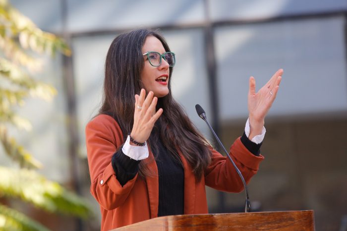 Ministra Vallejo pide a oposición “con vocación democrática” aprobar salario mínimo y royalty minero