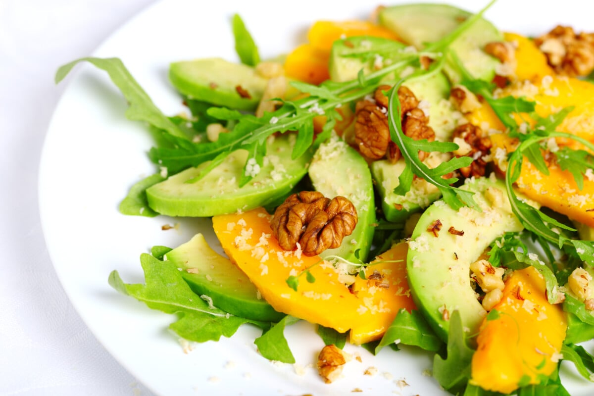 Haz esta deliciosa ensalada de nueces, aguacate y mango - Comedera - Recetas, tips y consejos para comer mejor.
