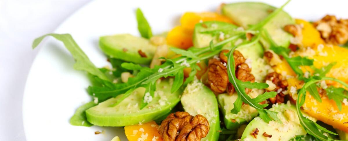 Haz esta deliciosa ensalada de nueces, aguacate y mango - Comedera - Recetas, tips y consejos para comer mejor.