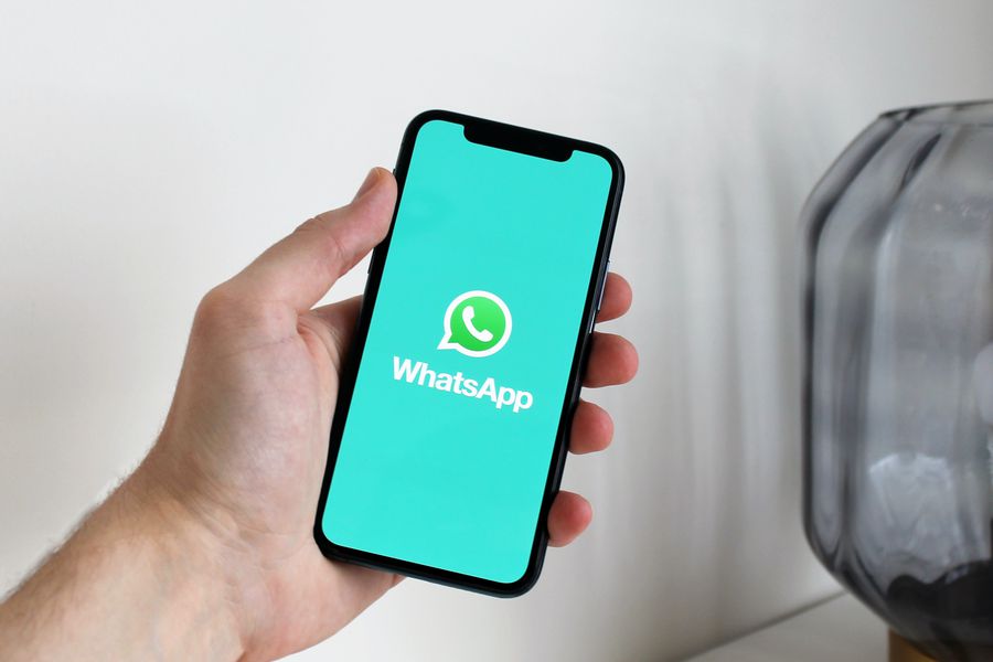 Desde edición de mensajes a chats con clave: Las novedades de WhatsApp - La Tercera