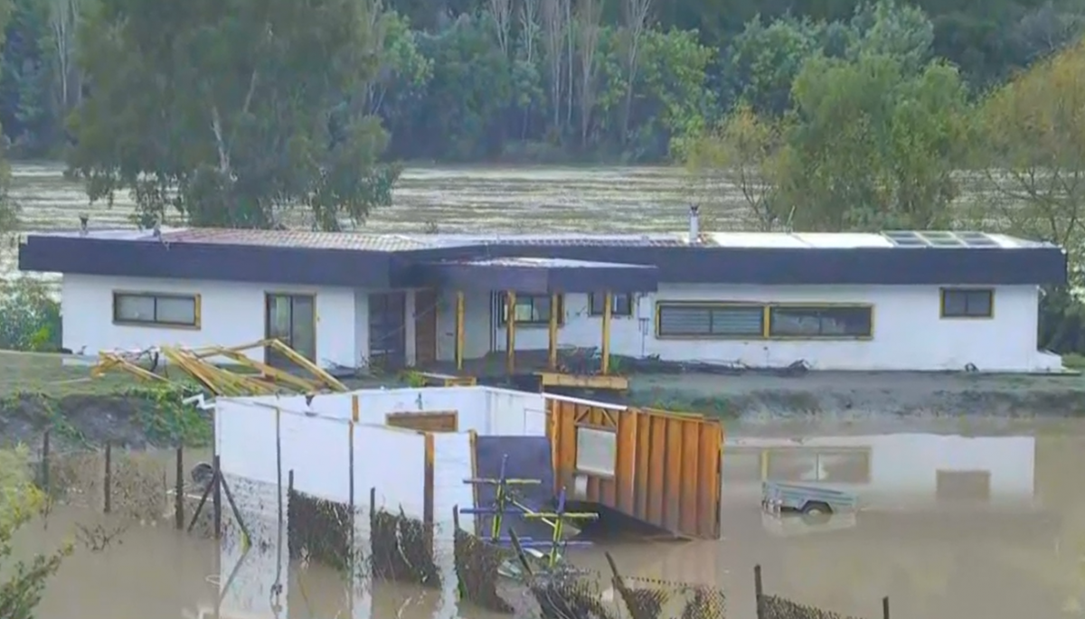 Casas quedaron sumergidas por el Río Maule en Constitución