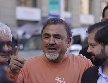 Y en horario laboral: el funcionario de La Pintana y asesor del Minvu que encabezó la marcha en la que apareció Boric