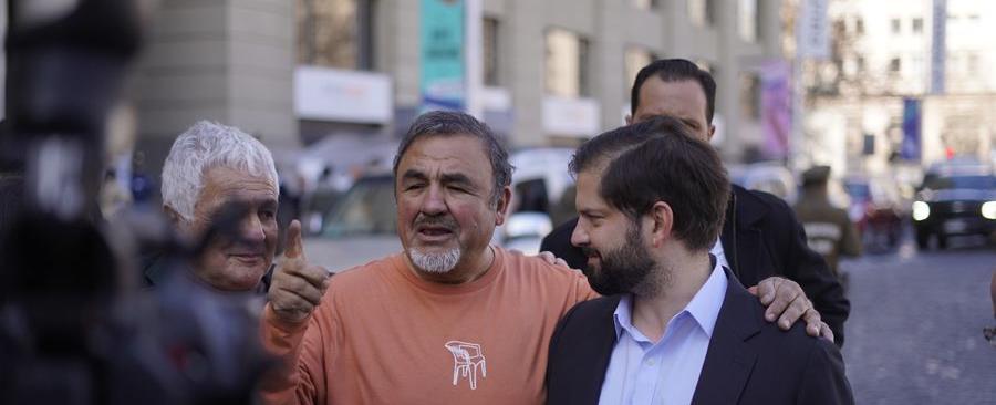 Y en horario laboral: el funcionario de La Pintana y asesor del Minvu que encabezó la marcha en la que apareció Boric