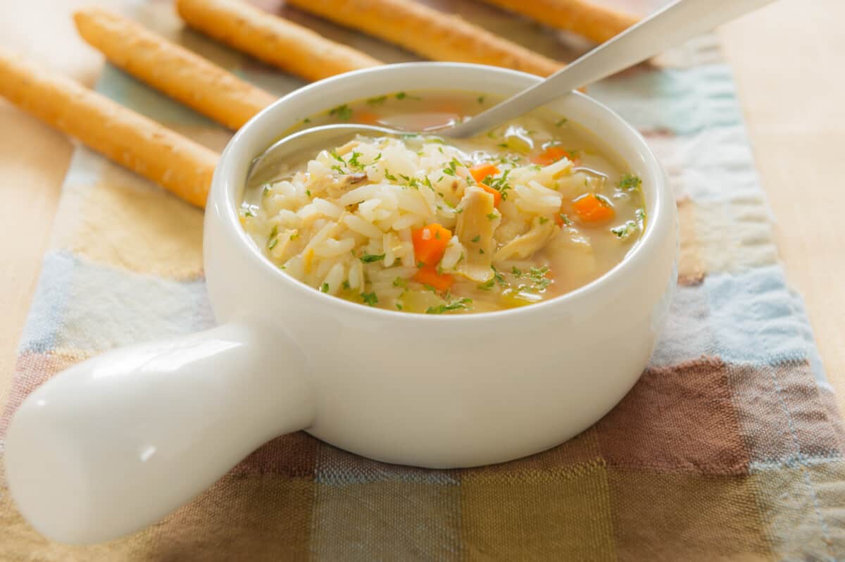 Receta de sopa de pollo con arroz - Comedera - Recetas, tips y consejos para comer mejor.