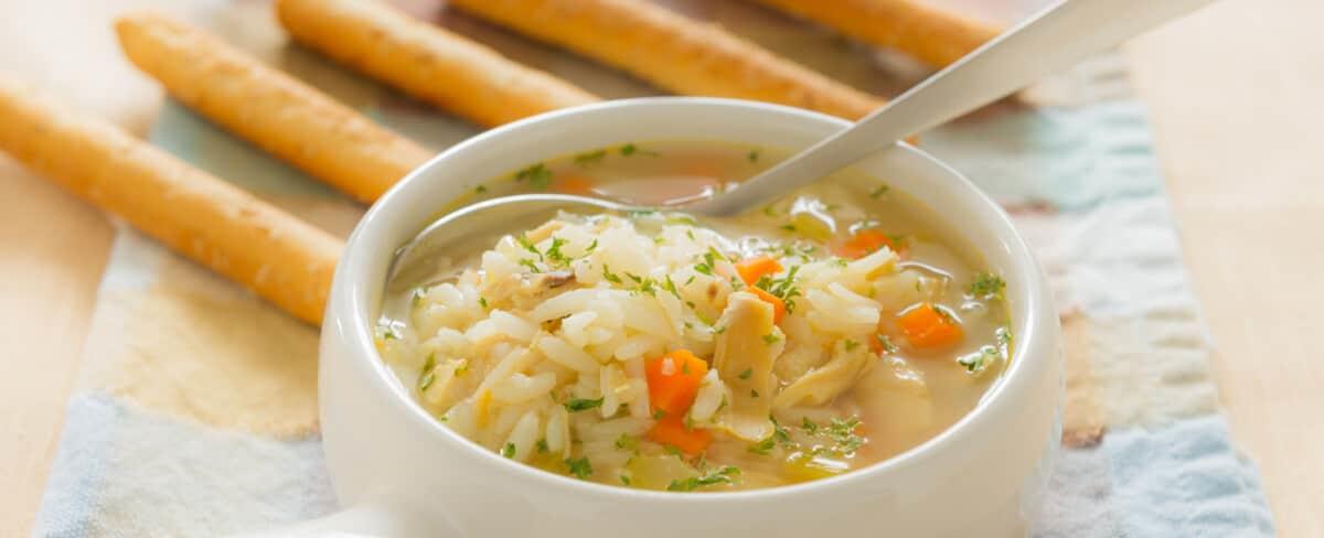 Receta de sopa de pollo con arroz - Comedera - Recetas, tips y consejos para comer mejor.