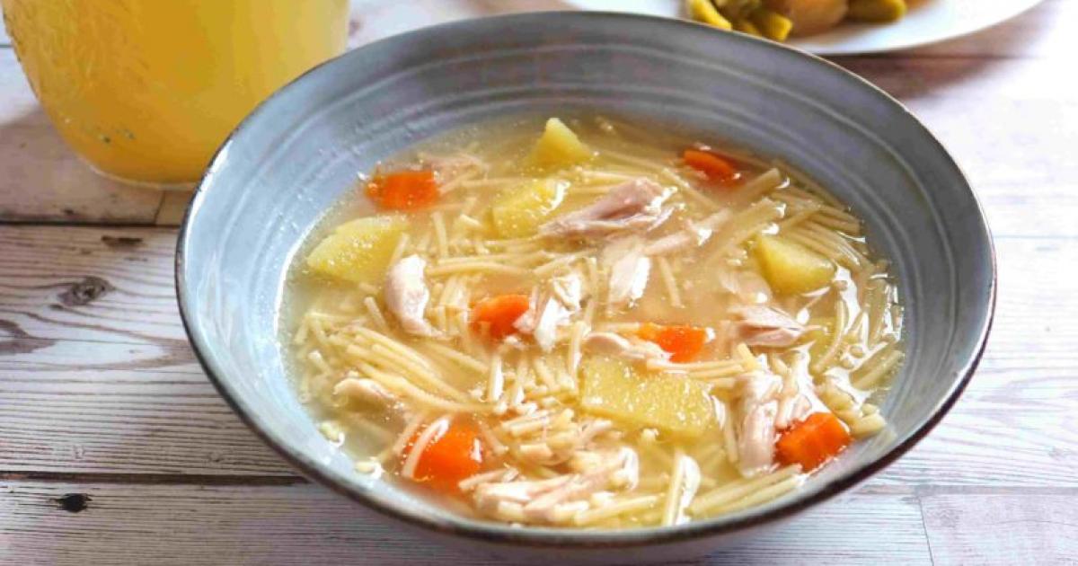 Sopa de pollo. Receta fácil y rápida | Recetas Fáciles Reunidas