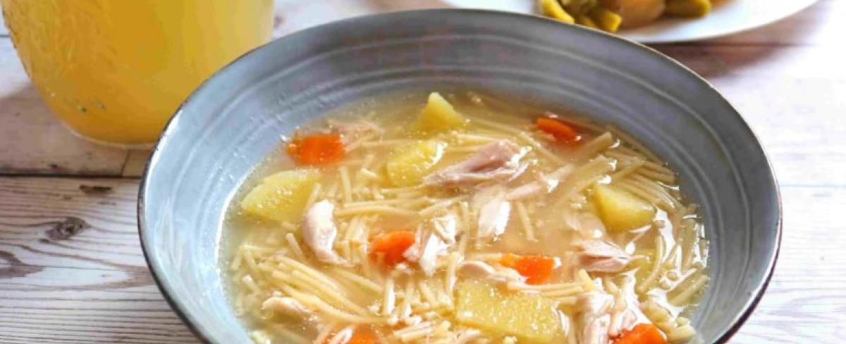 Sopa de pollo. Receta fácil y rápida | Recetas Fáciles Reunidas