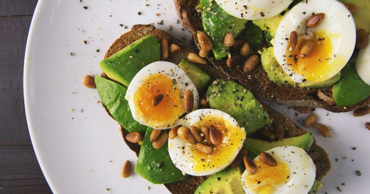 El pan proteico keto sin harina que se prepara en 2 minutos sin horno: un desayuno saludable con 3 ingredientes