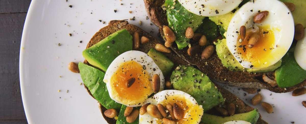 El pan proteico keto sin harina que se prepara en 2 minutos sin horno: un desayuno saludable con 3 ingredientes