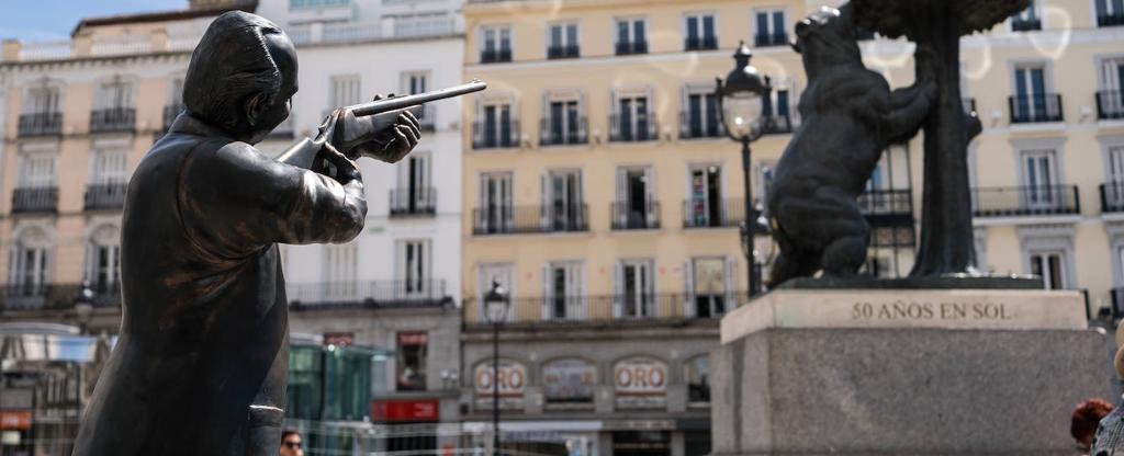 Polémica en la Puerta del Sol: instalan una escultura del Rey Juan Carlos apuntando con un rifle al Oso y el Madroño