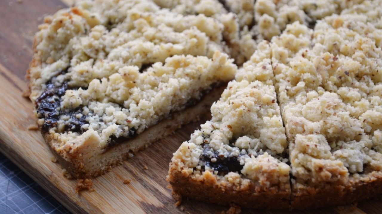Torta crumble de limón y arándanos, sin gluten, azúcar ni lactosa: la receta keto