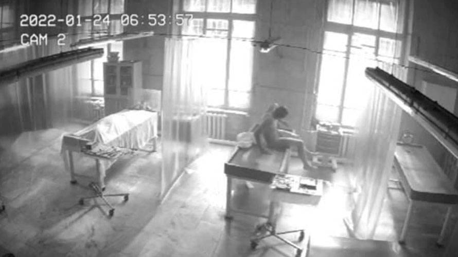 Terror por viral en Twitter: Hombre ”muerto” se paró de la camilla de una morgue