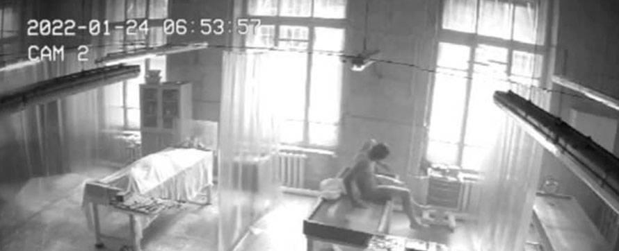 Terror por viral en Twitter: Hombre ”muerto” se paró de la camilla de una morgue