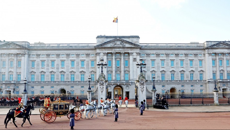 Emergencia en Palacio de Buckingham a días de coronación: Hallan cartuchos de escopeta y realizan explosión controlada