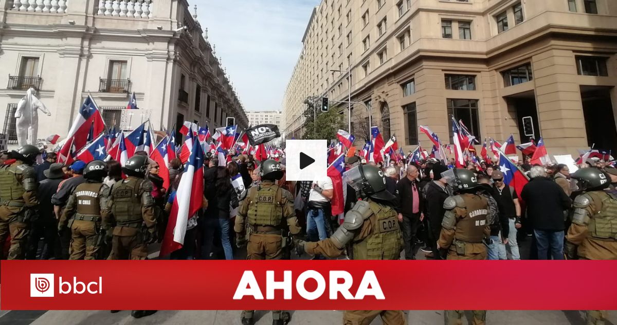 Cientos de personas se manifestaron afuera de La Moneda contra el gobierno del presidente Boric