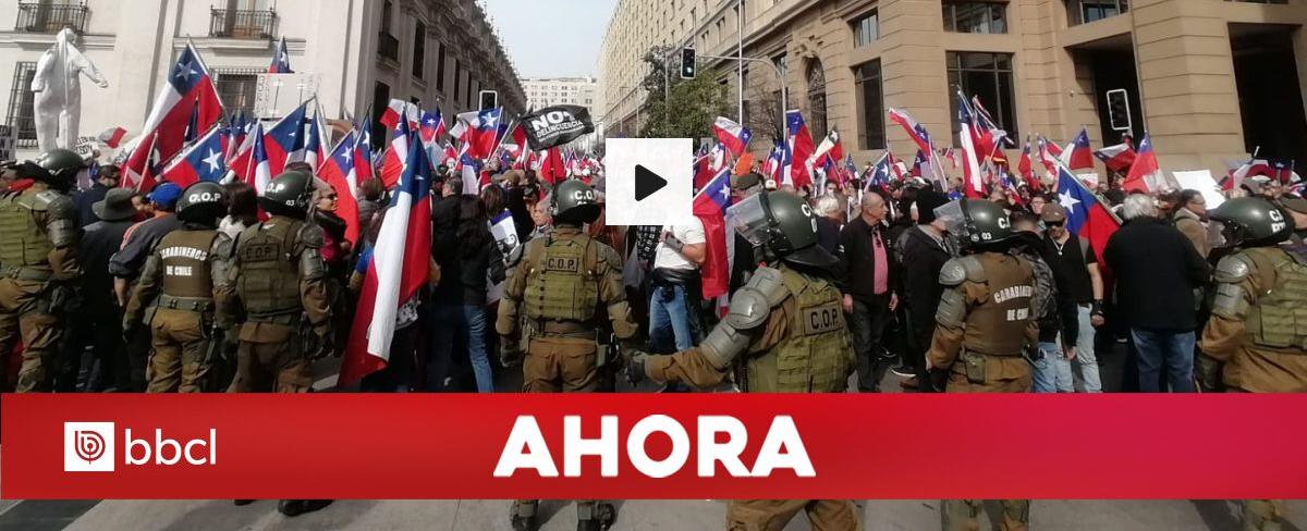 Cientos de personas se manifestaron afuera de La Moneda contra el gobierno del presidente Boric