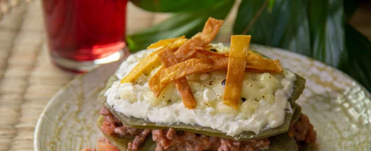Pastel azteca de nopales con carne, paso a paso - Comedera - Recetas, tips y consejos para comer mejor.