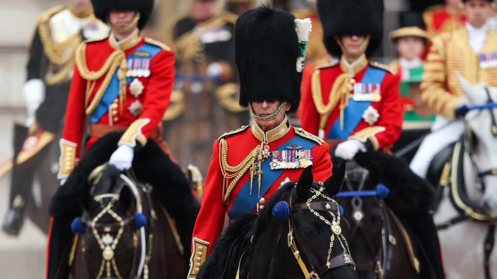 El rey Carlos III cabalgó en su primer desfile oficial por su cumpleaños