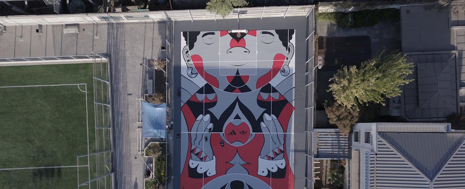 Adidas inaugura cancha de Basketball en Independencia pintada por el artista &Tukuart en colaboración con la Municipalidad de la comuna