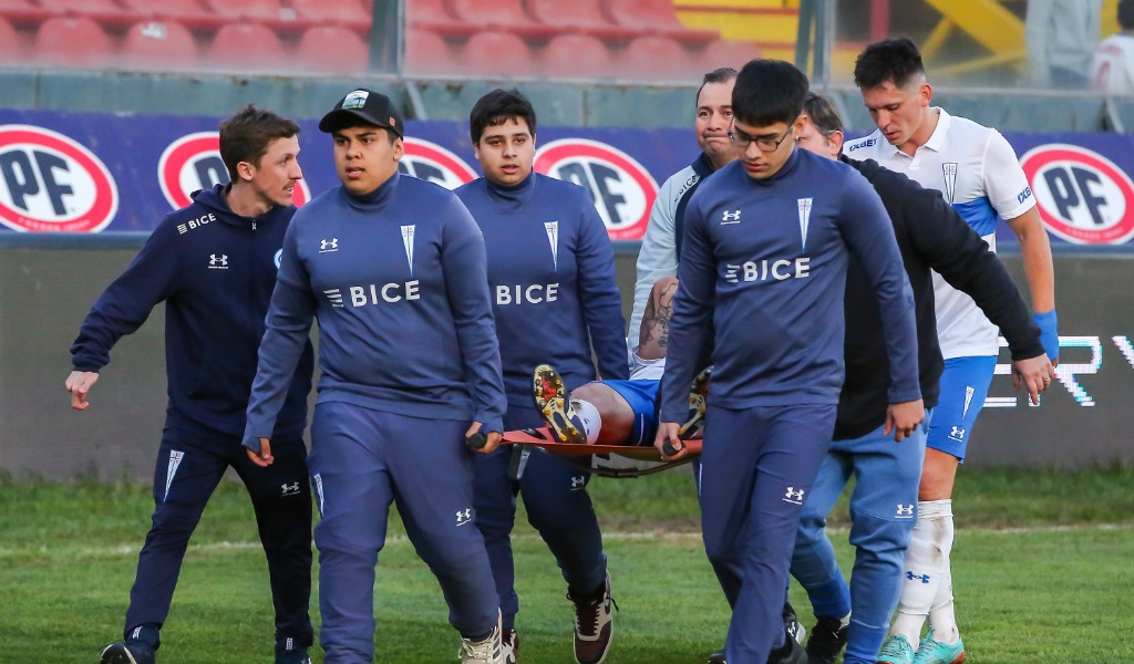 Imágenes sensibles: Eugenio Mena sufre gravísima lesión y enciende todas las alarmas en la UC y La Roja