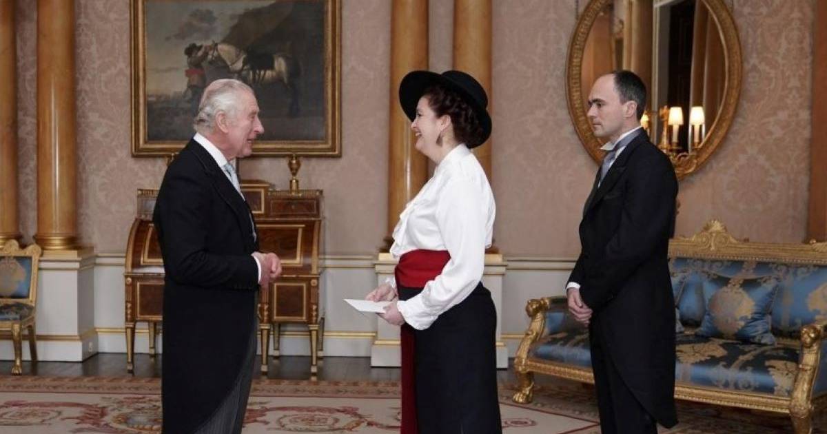 ¿Cómo el Rey Carlos III estaría involucrado en polémico proyecto de exembajadora en Reino Unido?