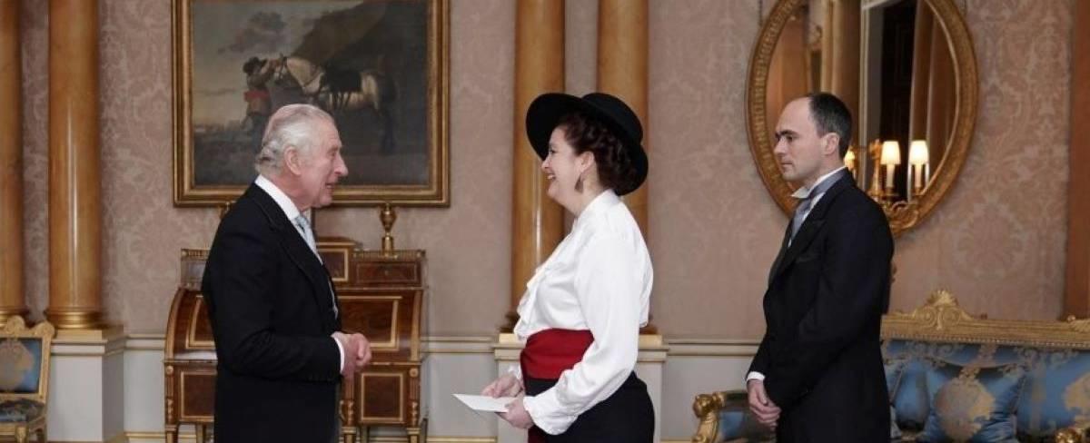 ¿Cómo el Rey Carlos III estaría involucrado en polémico proyecto de exembajadora en Reino Unido?